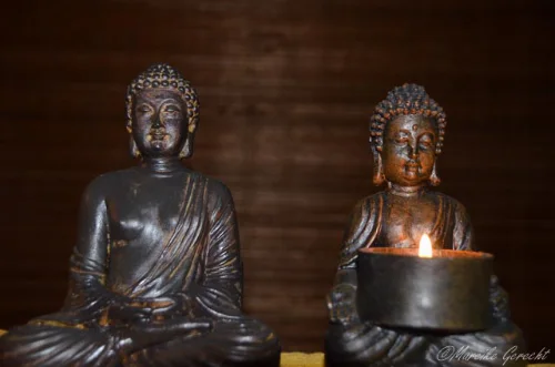 Ein Foto von zwei Buddha-Statuen