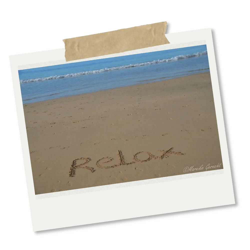 Ein Foto von Mareike Gerecht von einem Strand mit dem Wort "Relax" in den Sand geschrieben